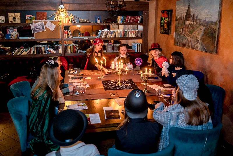 Дети разгадывают загадки в семейном квесте Хэллоуина в generalCities.Смоленске