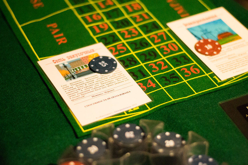 Ведущий развлекает гостей на корпоративе в generalCities.Смоленске